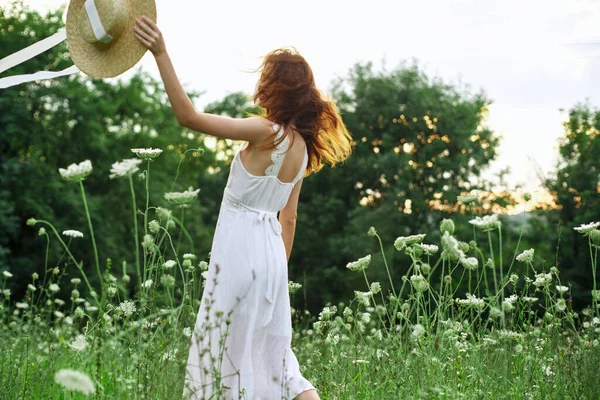Kobieta w białej sukience kwiaty wolność chodzić świeże powietrze — Zdjęcie stockowe