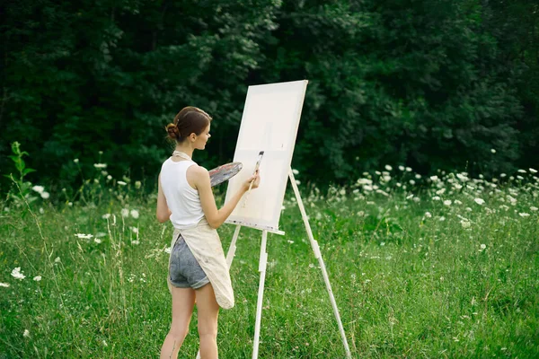 Kadın ressam manzara çiziyor doğa yaratıcı çiziyor — Stok fotoğraf