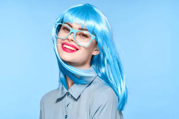 Csinos nő lila paróka kék haj modell — Stock Fotó