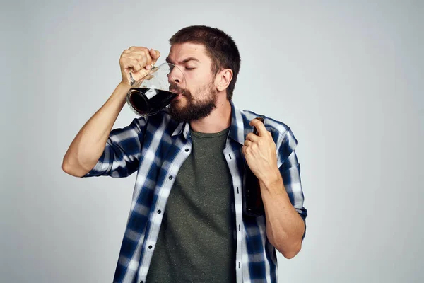 Baard man alcoholisme problemen emoties depressie licht achtergrond — Stockfoto