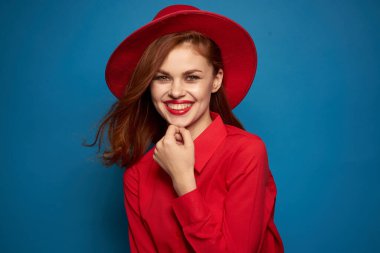 Güzel kadın zarif stil kırmızı gömlek cazibe mavi arkaplan