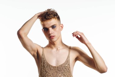 Kadın makyajlı bir adam moda transseksüeli pozu veriyor.