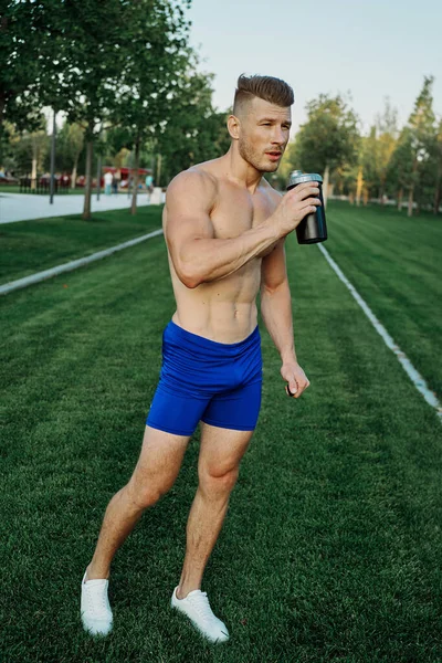 Sport izmos férfi a parkban egészséges étel fitness — Stock Fotó