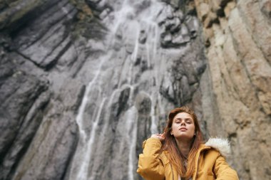 Sırt çantalı kadın yürüyüşçü dağlarda yolculuk özgürlüğü.
