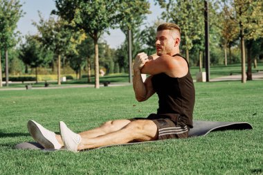 Sporcu, spor salonunu açık hava yaşam tarzına göre düzenliyor.