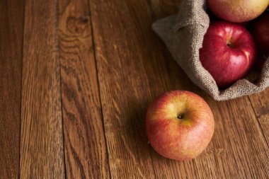 Tahta masadaki elmalar vitaminler taze meyveler organik