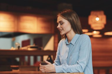 Güzel bir kadın açık havada temiz hava yaşam tarzıyla yürür.