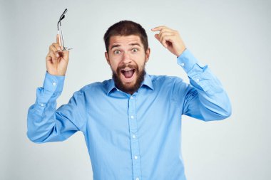 duygusal erkek menajer ve tişörtsüz profesyonel yaşam tarzı