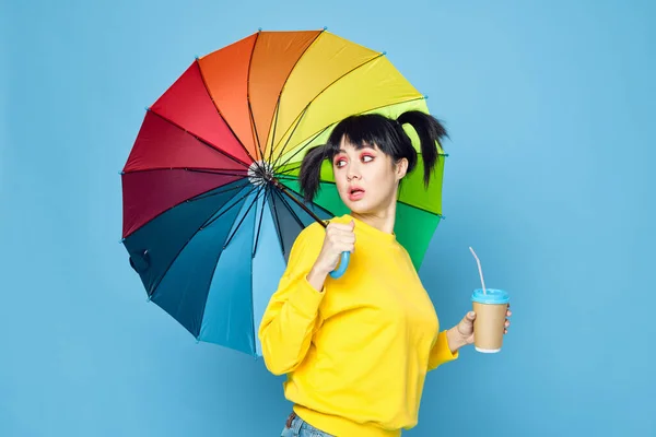 一个快乐的女人，带着彩虹色的雨伞，摆出街景 — 图库照片