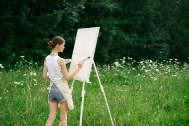 Kadın ressam manzara çiziyor doğa yaratıcı çiziyor