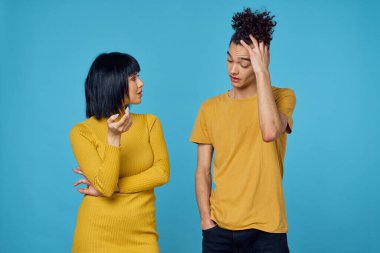 Sapık erkek ve kız birlikte Arkadaşlık eğlenceli mavi arka plan