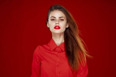 Kırmızı gömlekli kadın moda kırmızı dudaklı eğlence