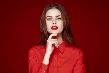 Güzel kadın saç stili makyaj kırmızı gömlek modeli