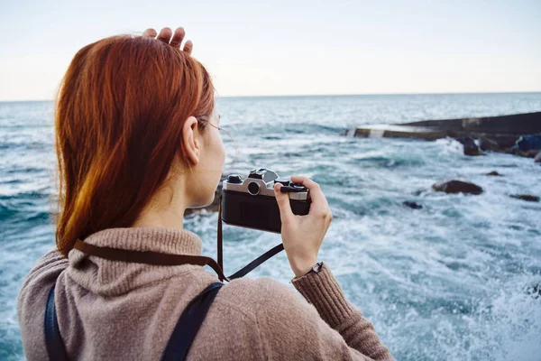Fotógrafa mulher na natureza perto do cais do oceano. Profissional — Fotografia de Stock