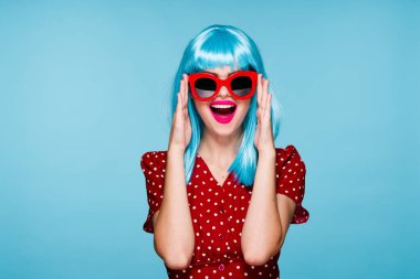 Mavi peruklu güzel kadın. Güneş gözlüklü. Yakın plan.