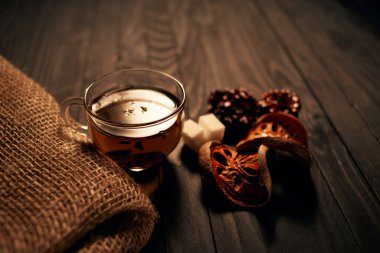 Kahvaltı geleneği olarak bir fincan sıcak çay.