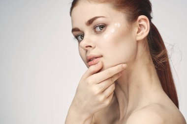 Güzel kızıl saçlı kadın temiz cilt sağlığı açık arka plan pozu veriyor