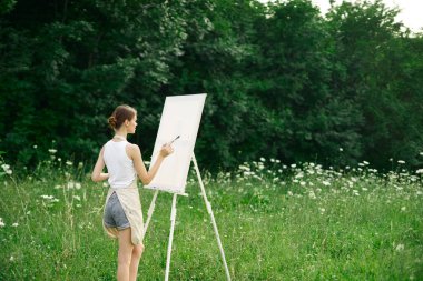 Kadın ressam manzara çiziyor doğa yaratıcı çiziyor