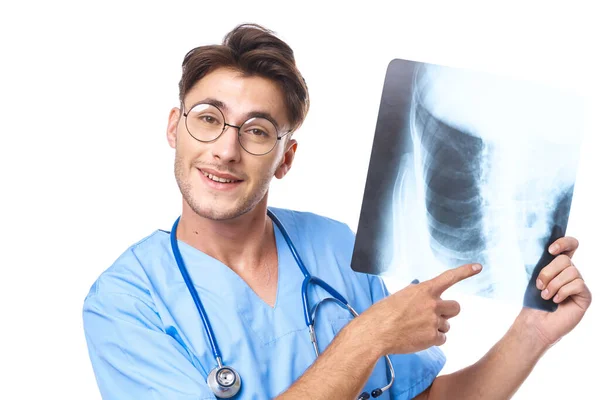 Uomo in uniforme medico trattamento sanitario esame radiografico sfondo isolato — Foto Stock