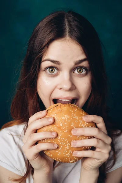 Alegre mujer comer hamburguesa snack primer plano estilo de vida —  Fotos de Stock