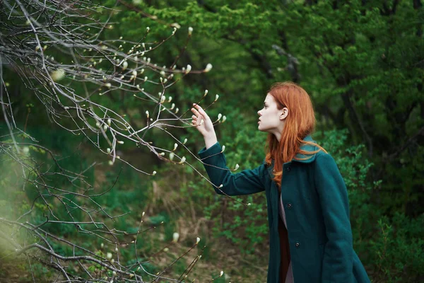Femme en manteau vert nature marcher liberté air frais — Photo