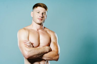 Havalı vücut egzersizi yapan yakışıklı sporcu.