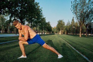 Parkın spor salonunda sporcu antrenmanı.