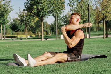 Sporcu, spor salonunu açık hava yaşam tarzına göre düzenliyor.