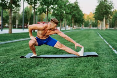 Parkta erkek sporcu kas egzersizi.