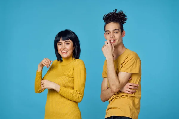 Kinky jongen en meisje samen vriendschap leuk blauw achtergrond — Stockfoto