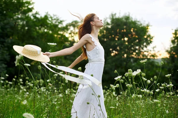 Woman in white dress flowers freedom walk fresh air — Stock Photo, Image