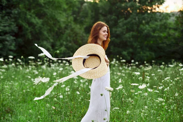 Bella donna in un campo in natura vestito bianco aria fresca — Foto Stock