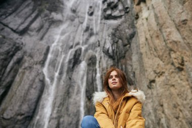 Sırt çantalı kadın yürüyüşçü dağlarda yolculuk özgürlüğü.