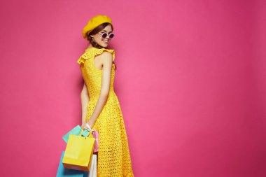 Gülümseyen kadın, güneş gözlüğü takıyor. Moda modelliği yapıyor.