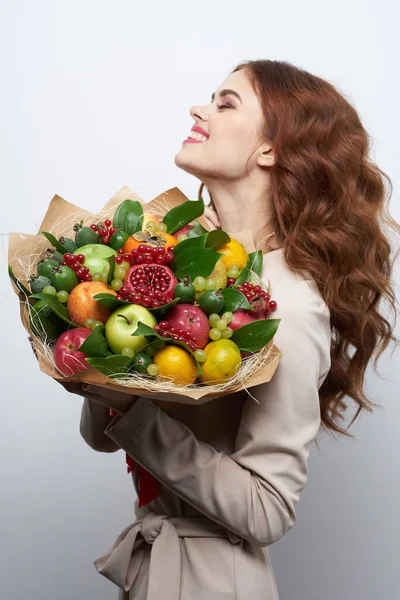Allegra donna divertente posa bouquet di frutta vitamine Studio Modello — Foto Stock