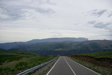 Doğa dağları seyahat eder ve maceradan vazgeçer.