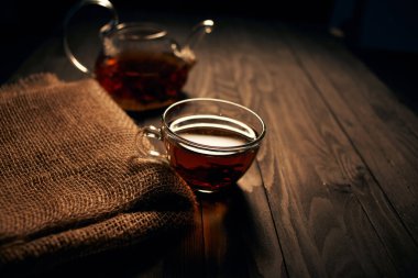 Taze demlenmiş çay, sıcak içecek, sabah kahvaltısı, doğal ürün.