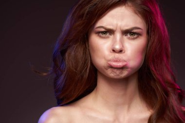 Güzel kadın makyajı çıplak omuzlara poz veriyor.