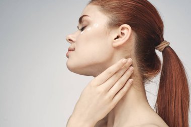 Güzel kızıl saçlı kadın temiz cilt sağlığı açık arka plan pozu veriyor