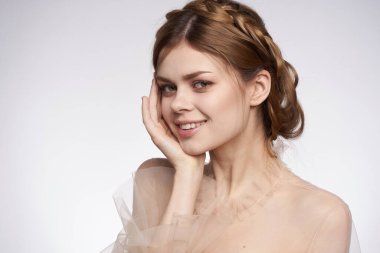 Güzel kadın jestleri elleri kozmetik moda saç stili yalıtılmış arka plan pozu