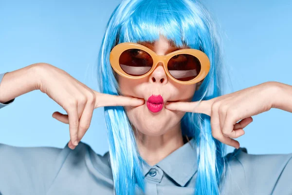 Aantrekkelijke vrouw glamour mode rode lippen blauw haar — Stockfoto