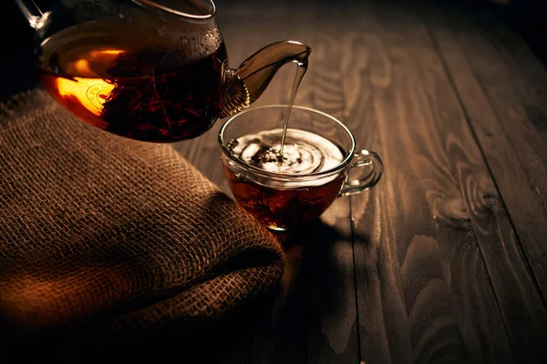 Свежеваренный чай горячий напиток утром завтрак натуральный продукт — стоковое фото