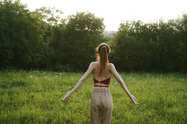 Frumos femeie natura aer proaspăt peisaj câmpuri — Fotografie, imagine de stoc