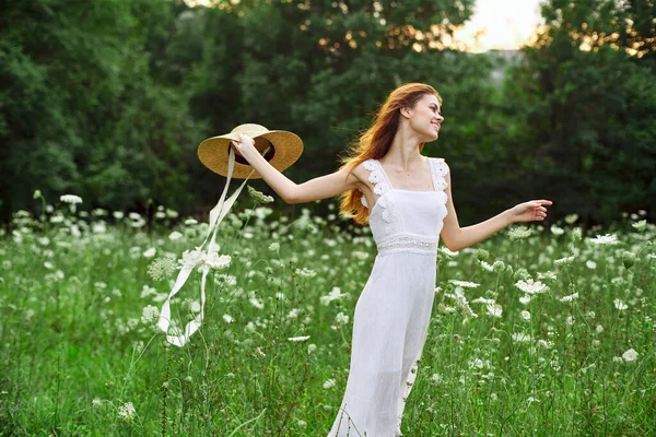 Frau im weißen Kleid Hut mit Blumen Natur Spaziergang — Stockfoto