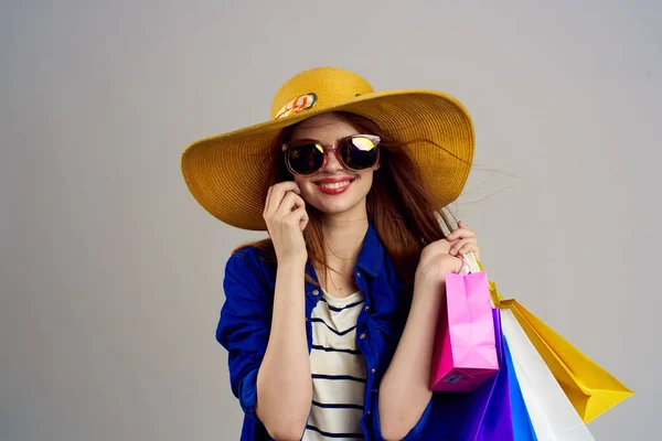 ファッショナブルな女性の帽子には魅力的なショッピングバッグ — ストック写真