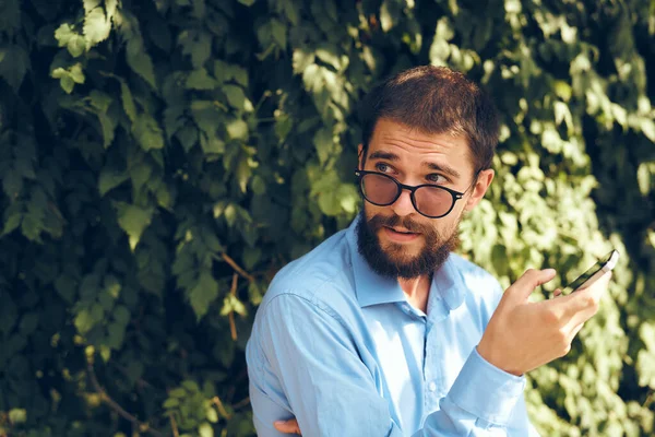 Manager talking on the phone on the street technology — Stock Photo, Image