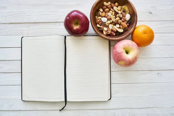 Obst Getreide richtige Ernährung Notizblock Frühstück Diät von oben — Stockfoto