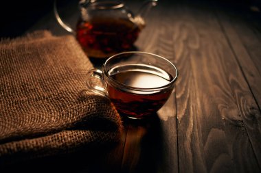 Taze demlenmiş çay, sıcak içecek, sabah kahvaltısı, doğal ürün.