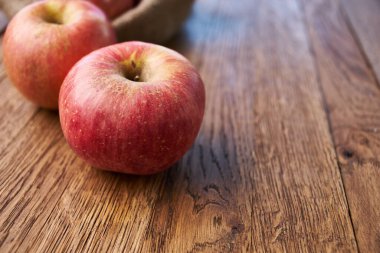 Tahta masadaki elmalar vitaminler taze meyveler organik