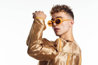 Erkek transseksüel kadın makyaj stüdyosu pozu